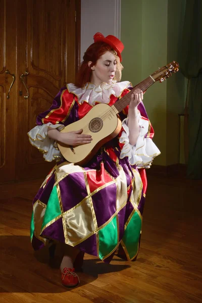 Colombina toca vihuela — Fotografia de Stock
