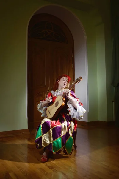 Colombina παίζει vihuela — Φωτογραφία Αρχείου