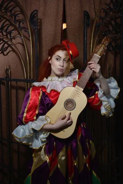Colombina играет виуэла — стоковое фото