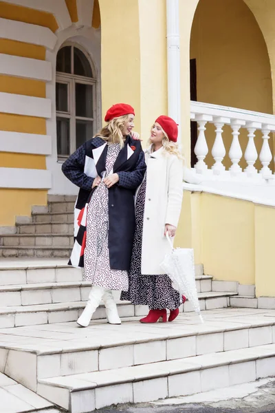 Zwei Schöne Modische Frauen Retro Stil Auf Der Straße — Stockfoto