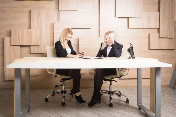 Twee Zakenvrouwen Zijn Onderhandelingen Maken Ruzie — Stockfoto