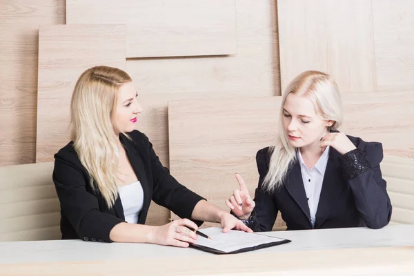 Two Business Women Negotiations Argue — Stock Photo, Image