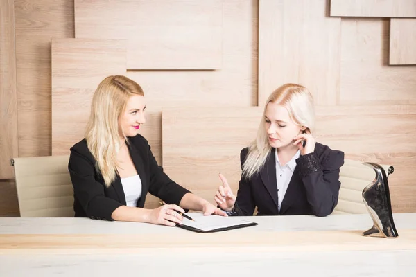 Duas Mulheres Negócios São Negociações Eles Argumentam — Fotografia de Stock
