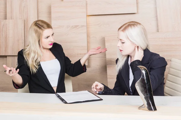 Duas Mulheres Negócios São Negociações Eles Argumentam — Fotografia de Stock