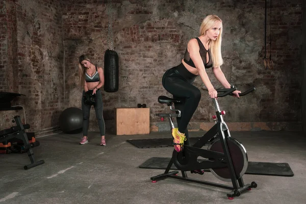 Due Belle Ragazze Forma Formazione Una Palestra — Foto Stock