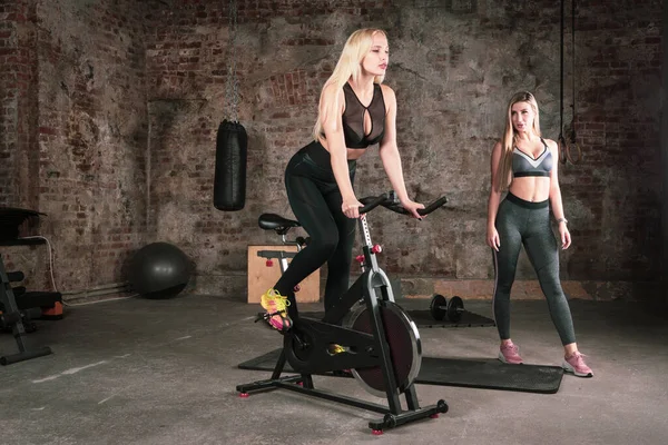 Dos Chicas Guapas Entrenando Gimnasio —  Fotos de Stock