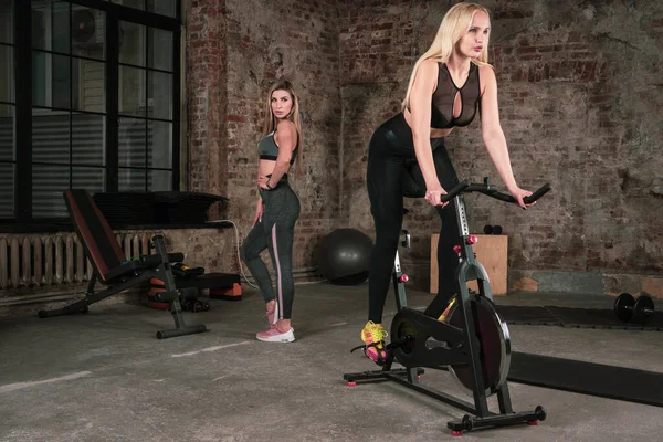 Dos Chicas Guapas Entrenando Gimnasio —  Fotos de Stock