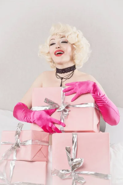 Nieuwjaarsconcept Aantrekkelijke Pinup Vrouw Poseren Een Kerst Roo — Stockfoto