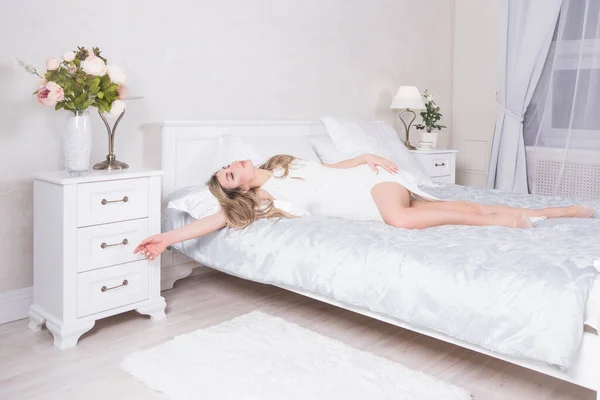 Сексуальна Приваблива Жінка Еротичній Мереживної Білизні Спить Ліжку Спальні — стокове фото