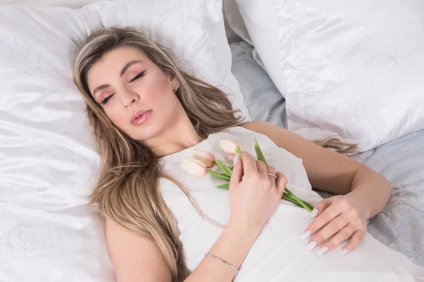 Seksualna Atrakcyjna Kobieta Erotycznej Koronkowej Bieliźnie Śpiąca Łóżku Sypialni — Zdjęcie stockowe
