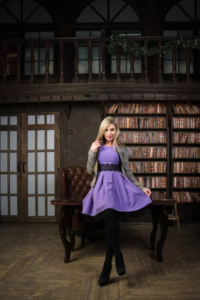 Jeune Étudiant Dans Salle Bibliothèque Classique — Photo