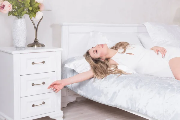 Erotik Dantelli Seksi Kadın Yatak Odasında Uyuyor — Stok fotoğraf
