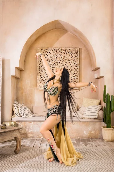 Όμορφη Χορεύτρια Της Κοιλιάς Στο Μοτίβο — Φωτογραφία Αρχείου