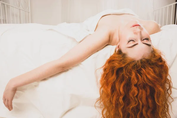 Belle Femme Rousse Couchée Sur Lit Dans Chambre — Photo