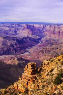 Grand Canyon ve Colorado Nehri gün batımında 