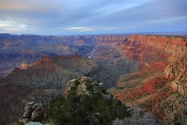 Grand Canyon bij de zonsondergang met kleurrijke kliffen, Colorado rivier — Stockfoto