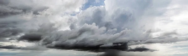 Schöner bewölkter Himmel — Stockfoto