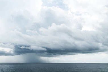 Açık okyanusta kara bulutlar