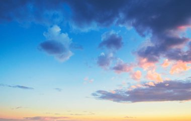 Gökyüzü ve bulutlar güzel yaz