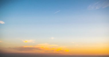 Gökyüzü ve bulutlar gün yaz