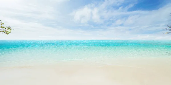 Tropické moře a zamračená obloha — Stock fotografie