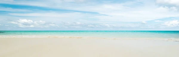 Чистое небо и пляж острова — стоковое фото