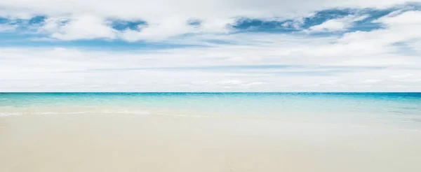 Чисте небо і острівний пляж — стокове фото