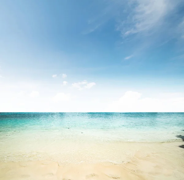 Heldere hemel en eiland strand — Stockfoto
