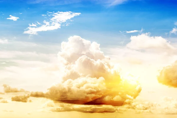 Kleurrijke lucht en grote wolk — Stockfoto