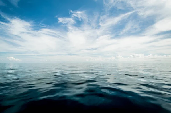 Oceano aberto e céu nublado — Fotografia de Stock