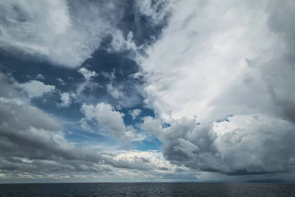 Dunkle Wolken im offenen Ozean — Stockfoto