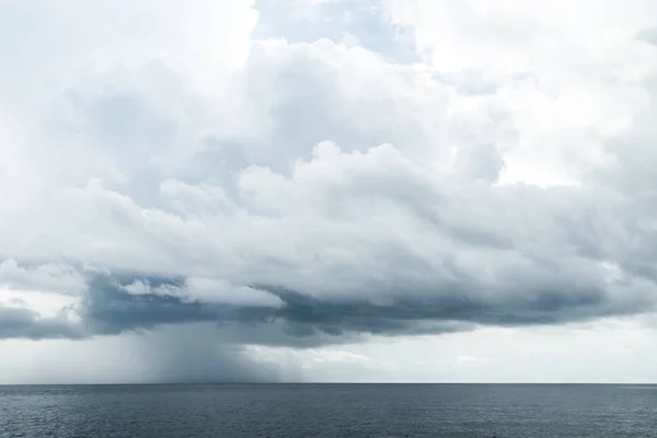 Nuvens escuras em mar aberto — Fotografia de Stock