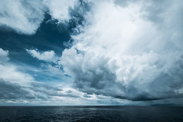 Nubes oscuras en mar abierto — Foto de Stock