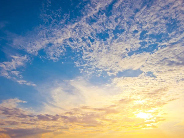 ท้องฟ้าที่สวยงามและเมฆ — ภาพถ่ายสต็อก