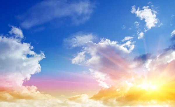 Yaz renkleri gökyüzü ve bulutlar — Stok fotoğraf