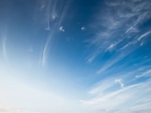 ท้องฟ้าและเมฆ ฤดูร้อนพระอาทิตย์ขึ้น — ภาพถ่ายสต็อก