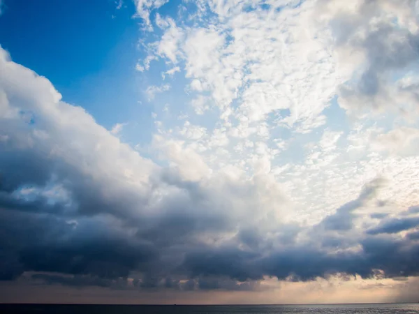 Himmel und Wolken Sommersonnenaufgang — Stockfoto