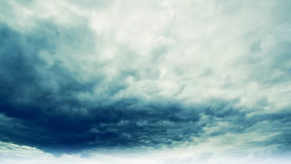 Dramatischer Regenhimmel und dunkle Wolken — Stockfoto