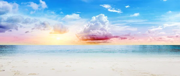 Solen och ö stranden — Stockfoto
