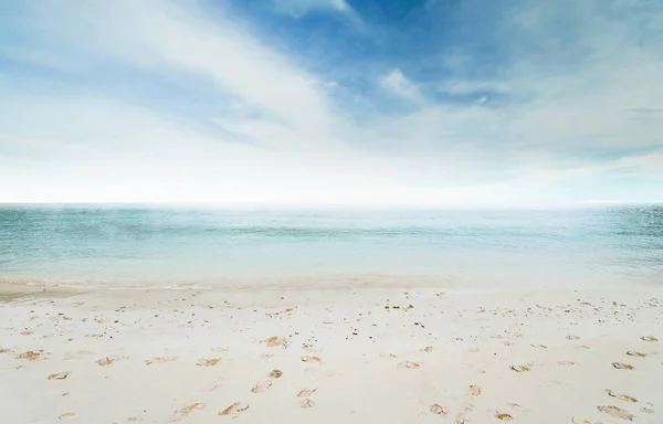 Tropical beach and ocean — Stock Photo, Image
