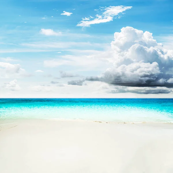 Playa idílica y mar —  Fotos de Stock