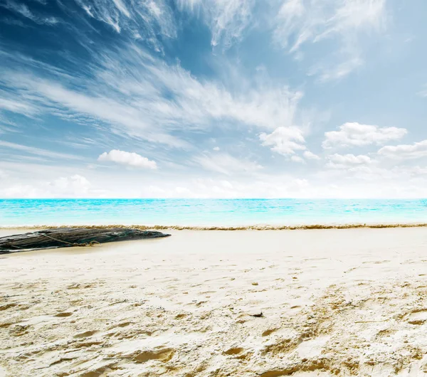 Tropisch strand en zee — Stockfoto