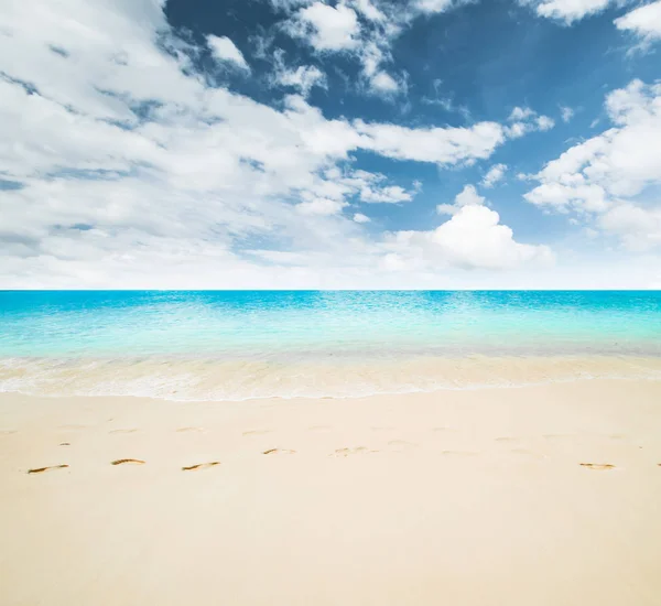 Idyllischer Strand und Meer — Stockfoto