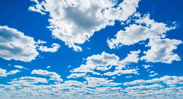 Ουρανό και τα σύννεφα καλοκαίρι ημέρα — Φωτογραφία Αρχείου