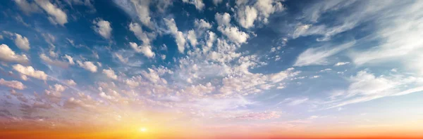 Molnig himmel sunrise panorama — Stockfoto