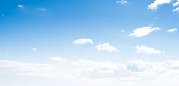 Heldere hemel en wolken — Stockfoto