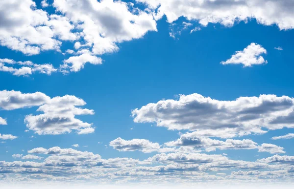 Очистити небо і хмари — стокове фото