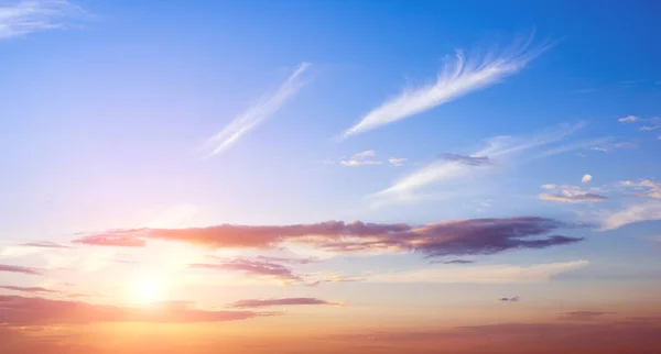 Klarer Himmel und Wolken — Stockfoto