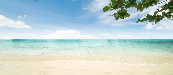 Cielo limpido e spiaggia dell'isola — Foto Stock