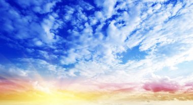 Gökyüzü ve bulutlar güzel yaz